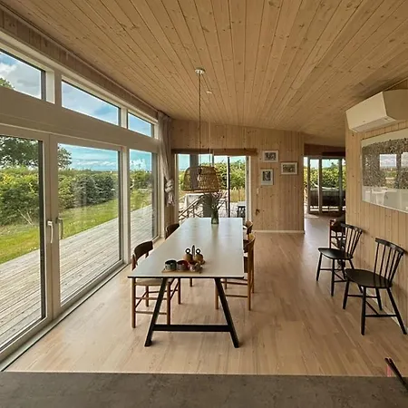 Beautiful Setting By The Sea With Light And Sky Holiday home *