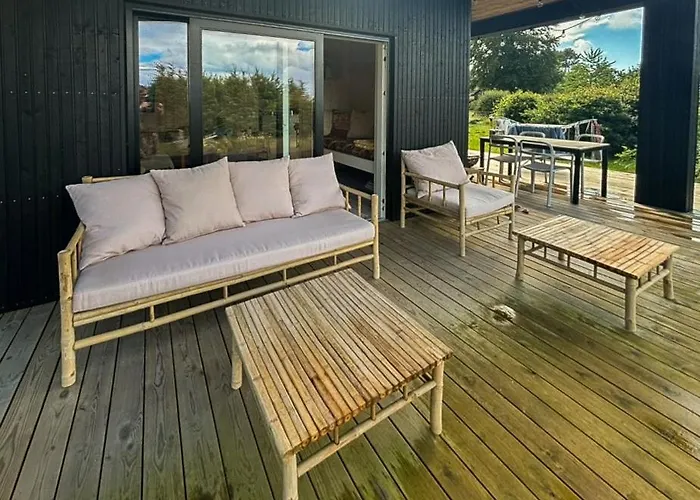 Beautiful Setting By The Sea With Light And Sky Holiday home